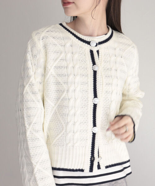 fredy emue（フレディエミュ）の「ケーブル編みバイカラー クルーネックカーディガン（カーディガン/ボレロ・レディース・オフホワイト/グレー/ライトブルー・38）」の2枚目の写真