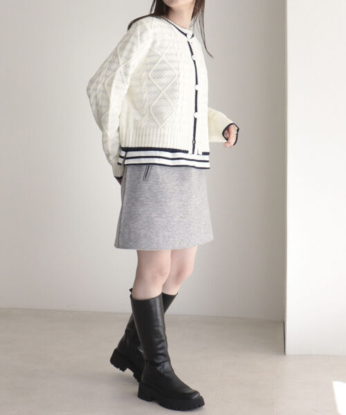 fredy emue（フレディエミュ）の「ケーブル編みバイカラー クルーネックカーディガン（カーディガン/ボレロ・レディース・オフホワイト/グレー/ライトブルー・38）」の9枚目の写真