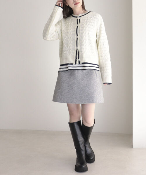 fredy emue（フレディエミュ）の「ケーブル編みバイカラー クルーネックカーディガン（カーディガン/ボレロ・レディース・オフホワイト/グレー/ライトブルー・38）」の17枚目の写真