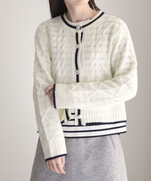 fredy emue（フレディエミュ）の「ケーブル編みバイカラー クルーネックカーディガン（カーディガン/ボレロ・レディース・オフホワイト/グレー/ライトブルー・38）」の4枚目の写真