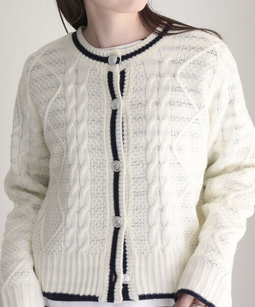 fredy emue（フレディエミュ）の「ケーブル編みバイカラー クルーネックカーディガン（カーディガン/ボレロ・レディース・オフホワイト/グレー/ライトブルー・38）」の7枚目の写真