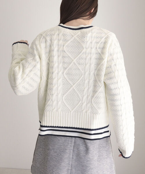fredy emue（フレディエミュ）の「ケーブル編みバイカラー クルーネックカーディガン（カーディガン/ボレロ・レディース・オフホワイト/グレー/ライトブルー・38）」の15枚目の写真