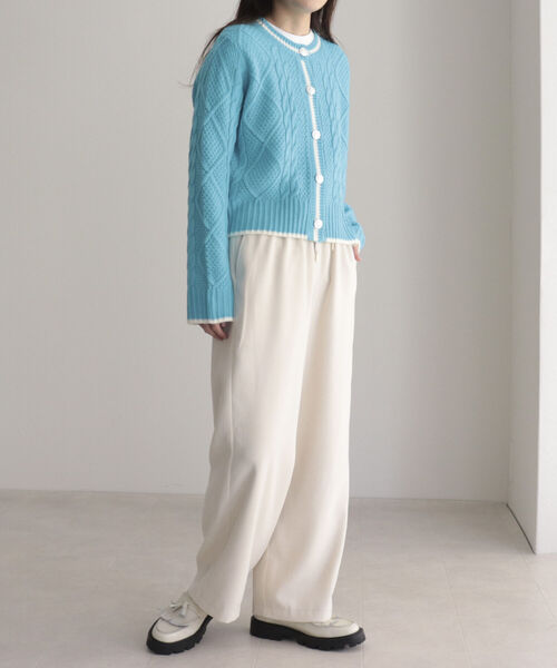 fredy emue（フレディエミュ）の「ケーブル編みバイカラー クルーネックカーディガン（カーディガン/ボレロ・レディース・オフホワイト/グレー/ライトブルー・38）」の20枚目の写真