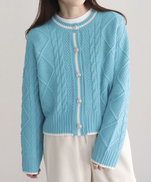 fredy emue（フレディエミュ）の「ケーブル編みバイカラー クルーネックカーディガン（カーディガン/ボレロ・レディース・オフホワイト/グレー/ライトブルー・38）」の18枚目の写真