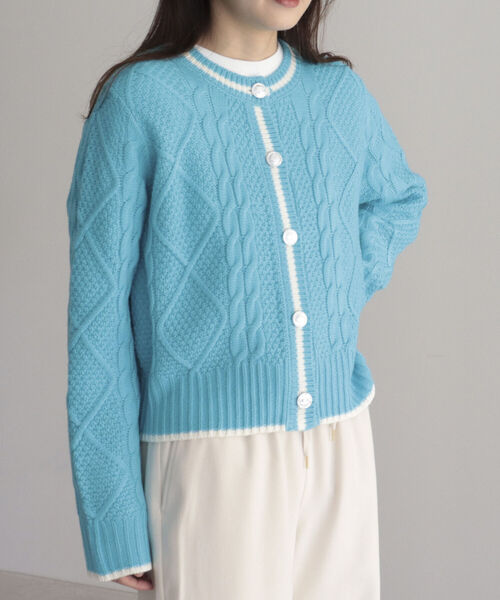 fredy emue（フレディエミュ）の「ケーブル編みバイカラー クルーネックカーディガン（カーディガン/ボレロ・レディース・オフホワイト/グレー/ライトブルー・38）」の13枚目の写真