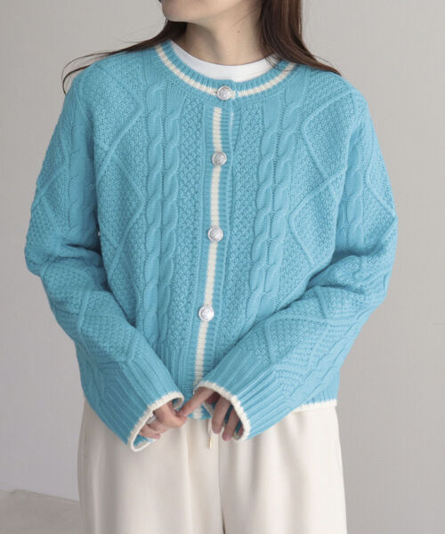 fredy emue（フレディエミュ）の「ケーブル編みバイカラー クルーネックカーディガン（カーディガン/ボレロ・レディース・オフホワイト/グレー/ライトブルー・38）」の5枚目の写真