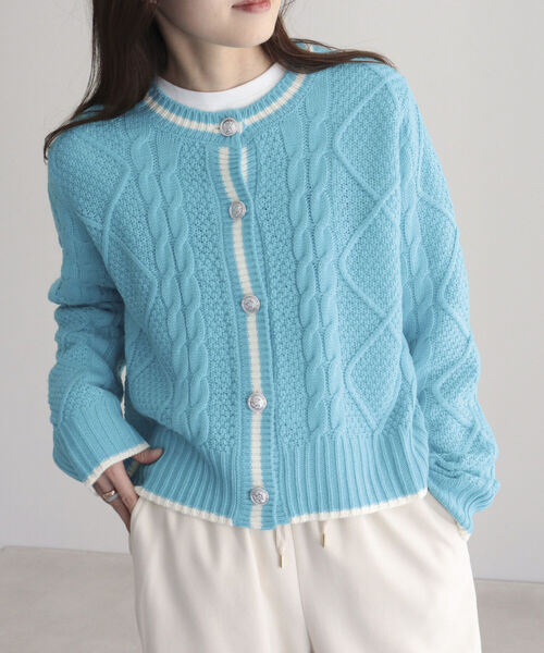 fredy emue（フレディエミュ）の「ケーブル編みバイカラー クルーネックカーディガン（カーディガン/ボレロ・レディース・オフホワイト/グレー/ライトブルー・38）」の8枚目の写真