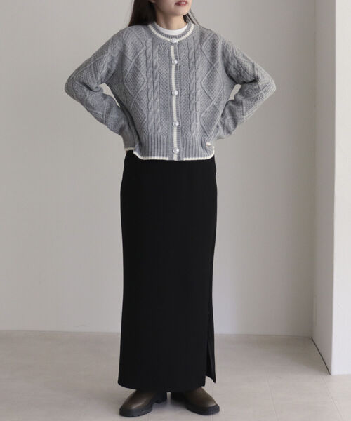 fredy emue（フレディエミュ）の「ケーブル編みバイカラー クルーネックカーディガン（カーディガン/ボレロ・レディース・オフホワイト/グレー/ライトブルー・38）」の16枚目の写真