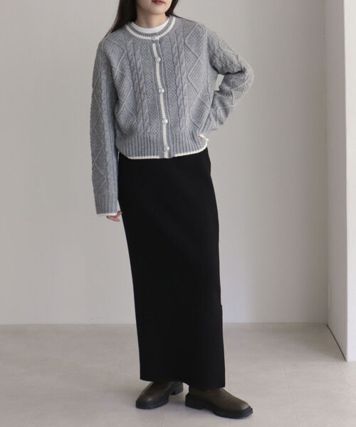 fredy emue（フレディエミュ）の「ケーブル編みバイカラー クルーネックカーディガン（カーディガン/ボレロ・レディース・オフホワイト/グレー/ライトブルー・38）」の21枚目の写真