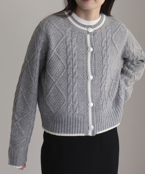 fredy emue（フレディエミュ）の「ケーブル編みバイカラー クルーネックカーディガン（カーディガン/ボレロ・レディース・オフホワイト/グレー/ライトブルー・38）」の11枚目の写真