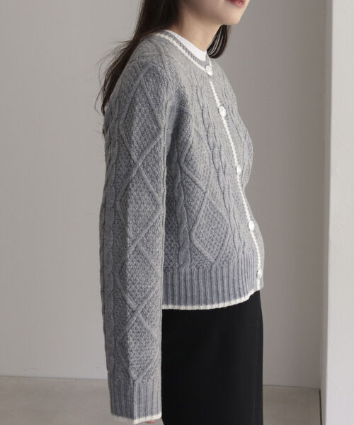 fredy emue（フレディエミュ）の「ケーブル編みバイカラー クルーネックカーディガン（カーディガン/ボレロ・レディース・オフホワイト/グレー/ライトブルー・38）」の14枚目の写真