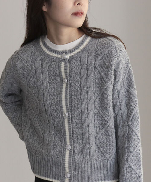 fredy emue（フレディエミュ）の「ケーブル編みバイカラー クルーネックカーディガン（カーディガン/ボレロ・レディース・オフホワイト/グレー/ライトブルー・38）」の6枚目の写真