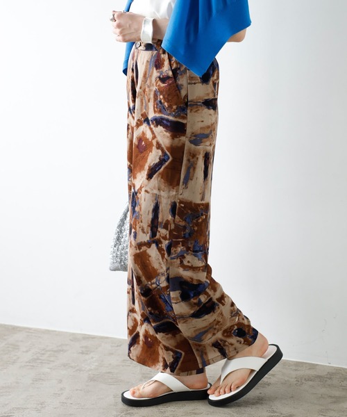 GeeRA（ジーラ）の「プリントリラックスワイドパンツ（その他パンツ・レディース・ブラウン/サンドグレー・MEDIUM/LARGE）」の4枚目の写真