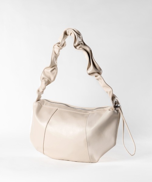me+em select（ミームセレクト）の「シャーリングハンドルショルダーバッグ ／ shirring handle shoulder bag（ショルダーバッグ・レディース・ブラック/アイボリー・FREE）」の4枚目の写真