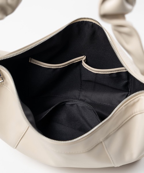 me+em select（ミームセレクト）の「シャーリングハンドルショルダーバッグ ／ shirring handle shoulder bag（ショルダーバッグ・レディース・ブラック/アイボリー・FREE）」の18枚目の写真