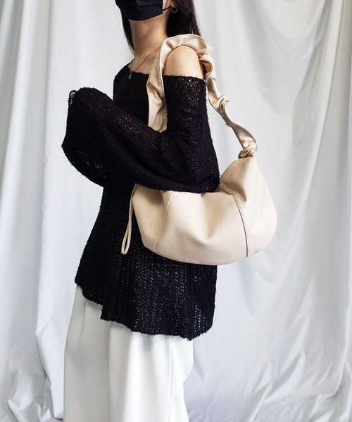 me+em select（ミームセレクト）の「シャーリングハンドルショルダーバッグ ／ shirring handle shoulder bag（ショルダーバッグ・レディース・ブラック/アイボリー・FREE）」の13枚目の写真