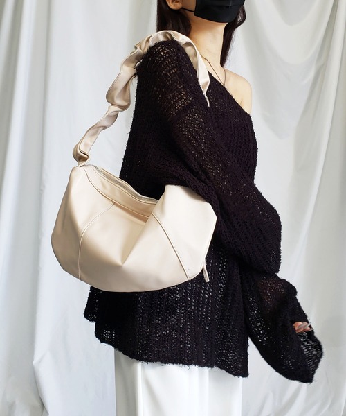 me+em select（ミームセレクト）の「シャーリングハンドルショルダーバッグ ／ shirring handle shoulder bag（ショルダーバッグ・レディース・ブラック/アイボリー・FREE）」の3枚目の写真