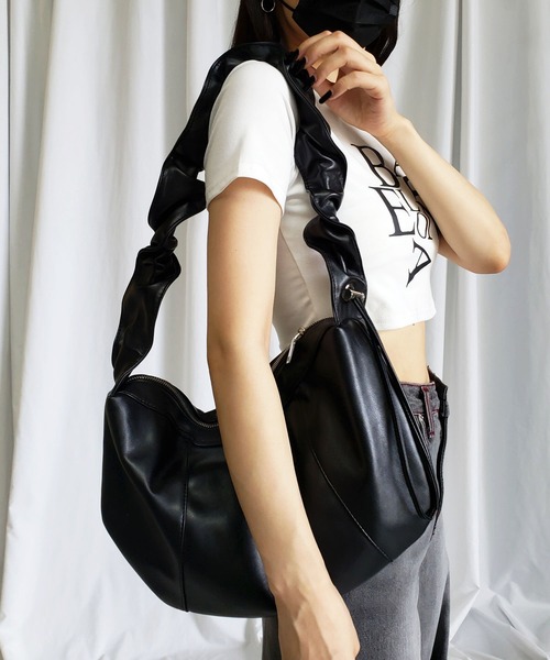 me+em select（ミームセレクト）の「シャーリングハンドルショルダーバッグ ／ shirring handle shoulder bag（ショルダーバッグ・レディース・ブラック/アイボリー・FREE）」の21枚目の写真