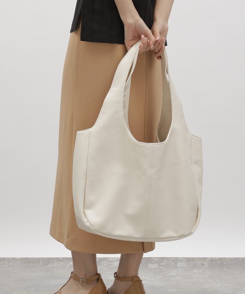 LAKOLE(ラコレ)の「ヨコ型トートバッグ / 963001(トートバッグ・レディース・シルバー/ブラック/アイボリー・FREE)」の17枚目の写真