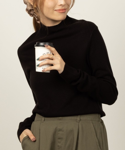 NAVY(ネイビー)の「NAVY 洗えるニット カシミヤタッチ ハイネックプルオーバー(ニット/セーター・レディース・ブラック/ブルーグリーン/イエロー/グレイッシュベージュ・L/M)」の2枚目の写真