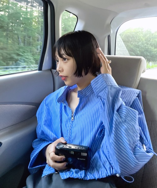 定番アイテムを個性派に。ショート丈ジッパーストライプシャツ（シャツ