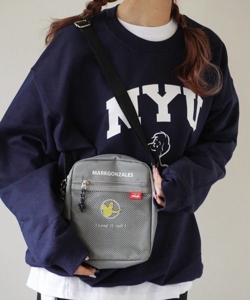 (What it isNt)ART BY MARKGONZALES(ワットイットイズント)の「【(What it isNt)ART BY MARKGONZALES / (ワットイットイズント) アートバイ マークゴンザレス 】 メッシュポケット 縦型 ショルダーバッグ(ショルダーバッグ・メンズ・グレー/オフホワイト/ブラック/ブラック系その他・FREE)」の4枚目の写真