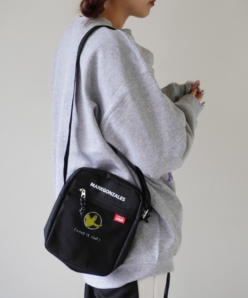 (What it isNt)ART BY MARKGONZALES(ワットイットイズント)の「【(What it isNt)ART BY MARKGONZALES / (ワットイットイズント) アートバイ マークゴンザレス 】 メッシュポケット 縦型 ショルダーバッグ(ショルダーバッグ・メンズ・グレー/オフホワイト/ブラック/ブラック系その他・FREE)」の1枚目の写真