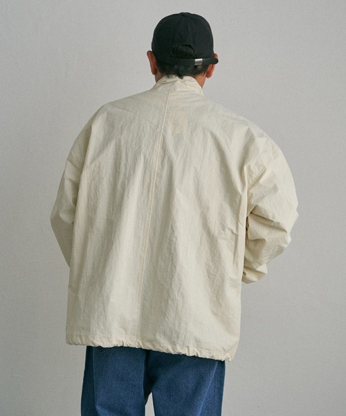 NO NEED（ノーニード）の「スタンドカラー 裾ドロストブルゾン（ブルゾン・メンズ・ベージュ/ホワイト/ブラック・L/M/LL）」の9枚目の写真