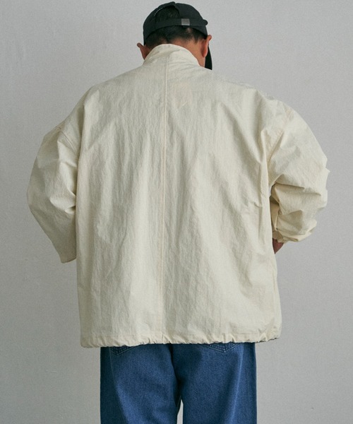 NO NEED（ノーニード）の「スタンドカラー 裾ドロストブルゾン（ブルゾン・メンズ・ベージュ/ホワイト/ブラック・L/M/LL）」の10枚目の写真