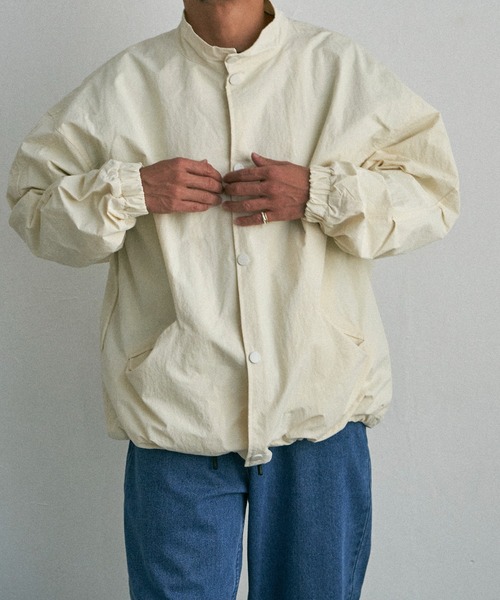 NO NEED（ノーニード）の「スタンドカラー 裾ドロストブルゾン（ブルゾン・メンズ・ベージュ/ホワイト/ブラック・L/M/LL）」の4枚目の写真