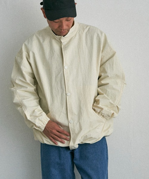 NO NEED（ノーニード）の「スタンドカラー 裾ドロストブルゾン（ブルゾン・メンズ・ベージュ/ホワイト/ブラック・L/M/LL）」の5枚目の写真