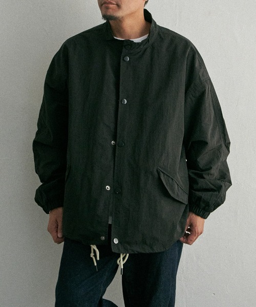 NO NEED（ノーニード）の「スタンドカラー 裾ドロストブルゾン（ブルゾン・メンズ・ベージュ/ホワイト/ブラック・L/M/LL）」の20枚目の写真