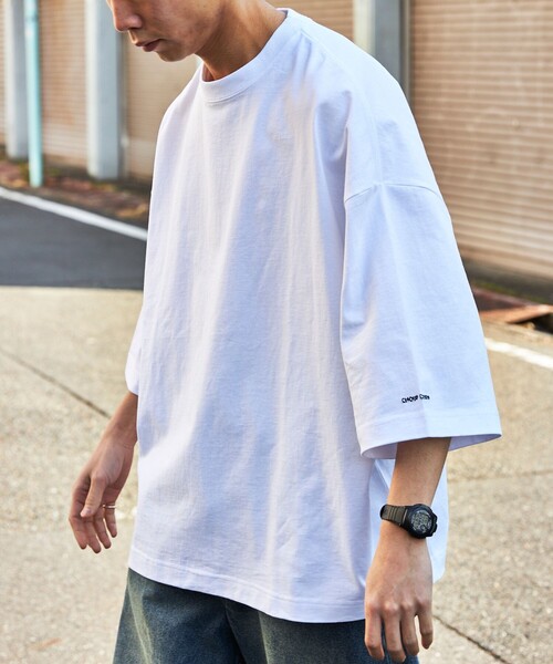 FREAK'S STORE（フリークスストア）の「限定展開 CHOW DOWN/チャウダウン ビッグシルエット ワンポイント刺繍 クルーネックTシャツ/ワイドシルエット（Tシャツ/カットソー・メンズ・グレイッシュベージュ/スミクロ/ネイビー/ブラック/アッシュグレー/ホワイト・LARGE/SMALL/MEDIUM）」の2枚目の写真