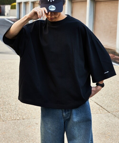 FREAK'S STORE（フリークスストア）の「限定展開 CHOW DOWN/チャウダウン ビッグシルエット ワンポイント刺繍 クルーネックTシャツ/ワイドシルエット（Tシャツ/カットソー・メンズ・グレイッシュベージュ/スミクロ/ネイビー/ブラック/アッシュグレー/ホワイト・LARGE/SMALL/MEDIUM）」の3枚目の写真