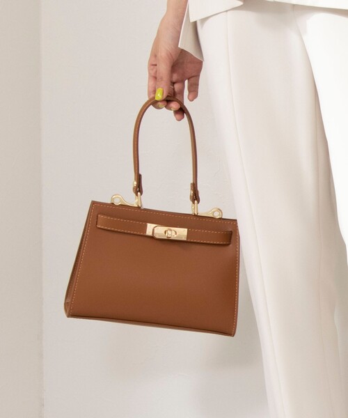 NOLLEY’S Sophi（ノーリーズソフィ）の「【AULENTTI/ オーレンティ】2way CLASSIC ショルダーバッグ（ショルダーバッグ・レディース・ブラック/キャメル・FREE）」の4枚目の写真