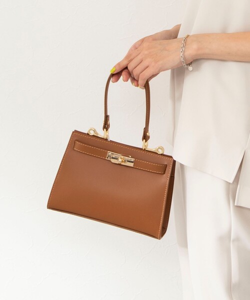 NOLLEY’S Sophi（ノーリーズソフィ）の「【AULENTTI/ オーレンティ】2way CLASSIC ショルダーバッグ（ショルダーバッグ・レディース・ブラック/キャメル・FREE）」の9枚目の写真