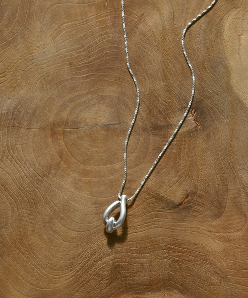 GOLDY(ゴールディ)の「ドロップ ライン メタル ロング ネックレス(ネックレス・レディース・ゴールド/シルバー系その他/ゴールド系その他/シルバー・FREE)」の3枚目の写真