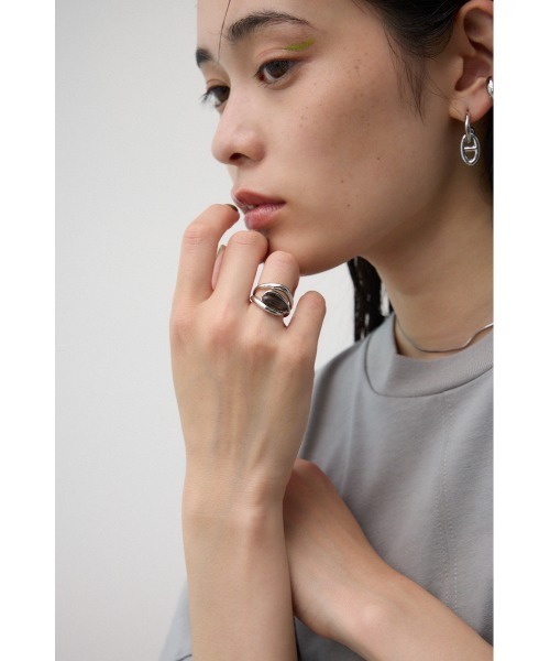 AZUL by moussy（アズールバイマウジー）の「オーバーラップストーンライクリング（リング・レディース・グリーン/ブラック・FREE）」の4枚目の写真