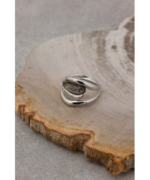 AZUL by moussy（アズールバイマウジー）の「オーバーラップストーンライクリング（リング・レディース・グリーン/ブラック・FREE）」の5枚目の写真