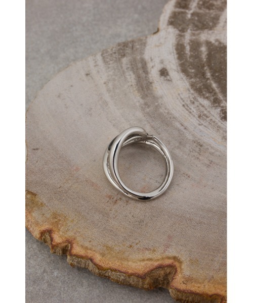 AZUL by moussy（アズールバイマウジー）の「オーバーラップストーンライクリング（リング・レディース・グリーン/ブラック・FREE）」の6枚目の写真