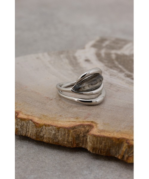 AZUL by moussy（アズールバイマウジー）の「オーバーラップストーンライクリング（リング・レディース・グリーン/ブラック・FREE）」の7枚目の写真