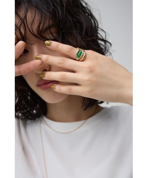 AZUL by moussy（アズールバイマウジー）の「オーバーラップストーンライクリング（リング・レディース・グリーン/ブラック・FREE）」の8枚目の写真