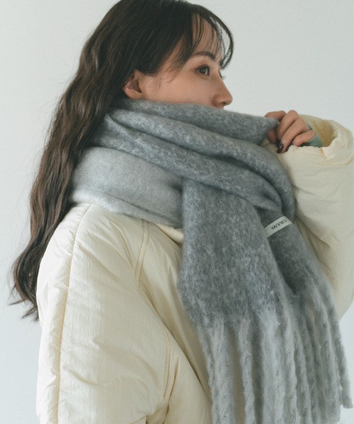 VANNIE U（ヴァニーユー）の「バイカラーグラデーションマフラー（マフラー・レディース・グレー/レッド/ベージュ/グレー系その他・FREE）」の3枚目の写真