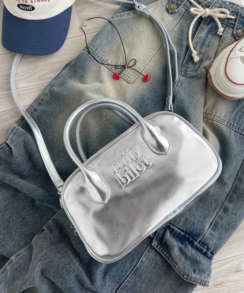 mily bilet（ミウィビレット）の「【mily bilet】ヘビロテしたい主役級バッグ。エナメルライクエコレザーエンブレムミニボストンバッグ（ハンドバッグ・レディース・ブラック/シルバー・ONE SIZE）」の12枚目の写真