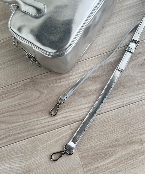 mily bilet（ミウィビレット）の「【mily bilet】ヘビロテしたい主役級バッグ。エナメルライクエコレザーエンブレムミニボストンバッグ（ハンドバッグ・レディース・ブラック/シルバー・ONE SIZE）」の16枚目の写真