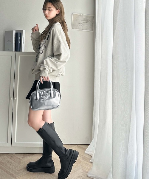 mily bilet（ミウィビレット）の「【mily bilet】ヘビロテしたい主役級バッグ。エナメルライクエコレザーエンブレムミニボストンバッグ（ハンドバッグ・レディース・ブラック/シルバー・ONE SIZE）」の6枚目の写真