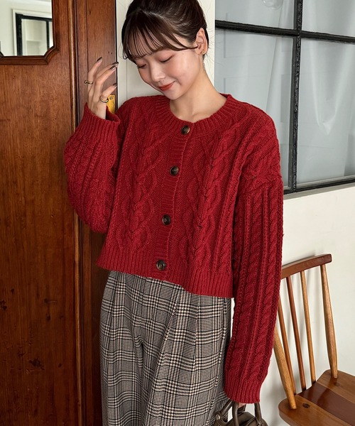 INTER FACTORY（インターファクトリー）の「ゆづき/大柄ケーブルニットカーディガン made in INTER FACTORY（カーディガン/ボレロ・レディース・レッド/カーキ/オフホワイト・FREE）」の3枚目の写真