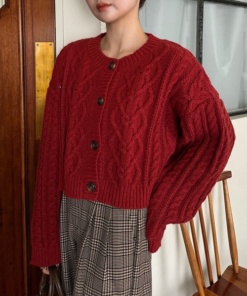 INTER FACTORY（インターファクトリー）の「ゆづき/大柄ケーブルニットカーディガン made in INTER FACTORY（カーディガン/ボレロ・レディース・レッド/カーキ/オフホワイト・FREE）」の6枚目の写真