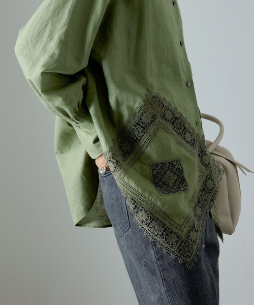 SALON adam et rope'（サロン アダム エ ロペ）の「ヘムクロスレースシャツ（シャツ/ブラウス・レディース・ホワイト/カーキ・FREE）」の12枚目の写真