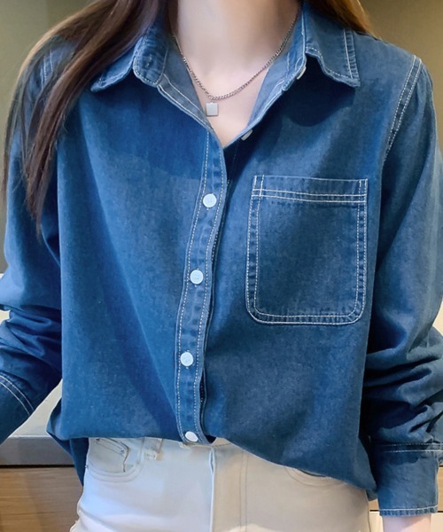 Doux Belle(ドゥーベル)の「ボタン付きデニム柄シャツ(シャツ/ブラウス・レディース・ダークブルー/ライトブルー・MEDIUM)」の1枚目の写真